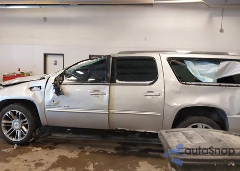 2013 Cadillac Escalade Esv Premium z USA, uszkodzony, nr VIN 1GYS4JEF3DR102324